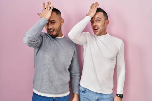 Homosexual Couple Standing Pink Background Surprised Hand Head Mistake Remember — Stock Photo, Image