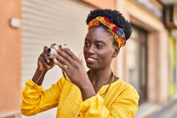 Молодая Африканская Американка Улыбается Уверенно Используя Винтажную Камеру Улице — стоковое фото