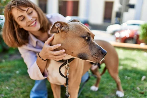 Jong Kaukasisch Meisje Glimlachen Gelukkig Staan Met Hond Het Park — Stockfoto