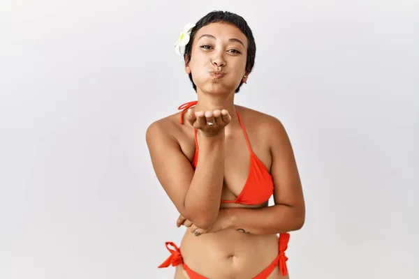Junge Hispanische Frau Mit Kurzen Haaren Bikini Die Die Kamera — Stockfoto