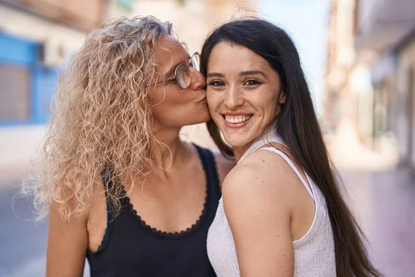 Дві Жінки Мати Дочка Стоять Разом Цілуються Вулиці — стокове фото