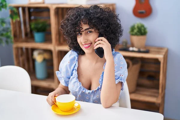 Jonge Vrouw Uit Het Midden Oosten Die Koffie Drinkt Thuis — Stockfoto