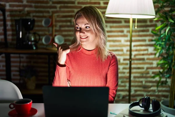 Blond Kvinna Använder Laptop Natten Hemma Leende Med Glada Ansikte — Stockfoto