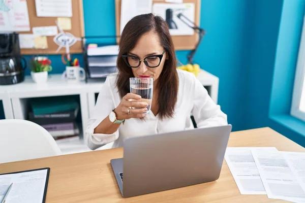 Young Beautiful Hispanic Woman Business Worker Using Laptop Drinking Water — Stock fotografie