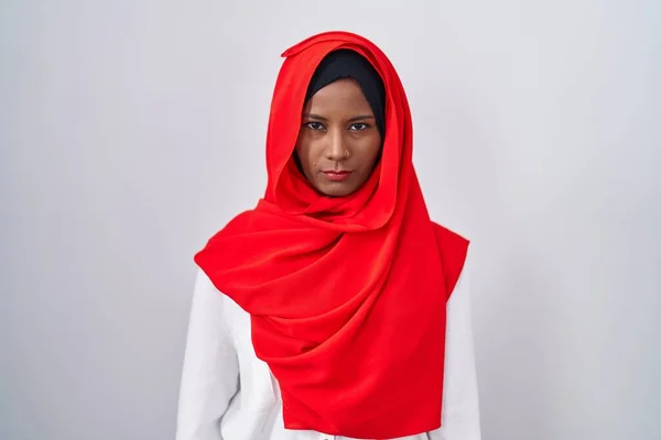 Ung Arabisk Kvinna Bär Traditionell Islamisk Hijab Scarf Skeptisk Och — Stockfoto