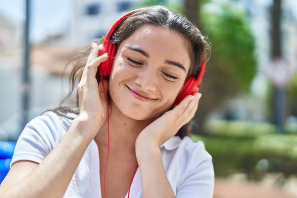 Молодая Латиноамериканка Уверенно Улыбается Слушая Музыку Парке — стоковое фото