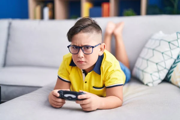 Een Jonge Latino Die Videogame Speelt Met Controller Bank Sceptisch — Stockfoto