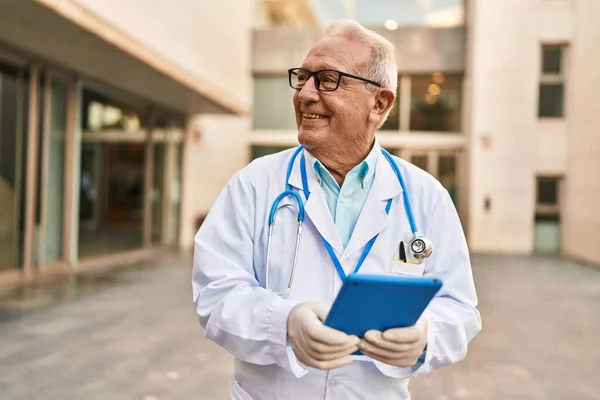 Senior Man Wearing Doctor Uniform Using Touchpad Street — Stock fotografie