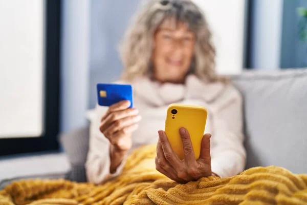 Middle Age Woman Using Smartphone Credit Card Sitting Sofa Home — Stock Photo, Image