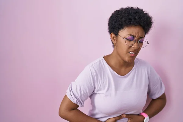 Mujer Afroamericana Joven Pie Sobre Fondo Rosa Con Mano Estómago — Foto de Stock