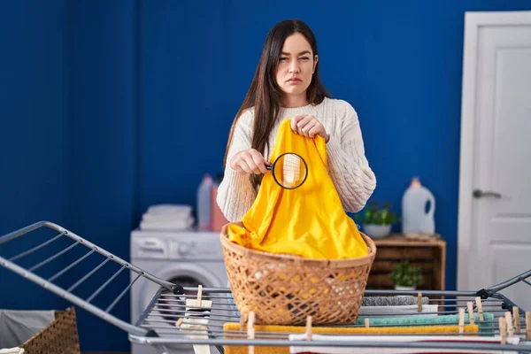 Ung Brunett Kvinna Håller Förstoringsglas Söker Fläck Kläder Skeptisk Och — Stockfoto