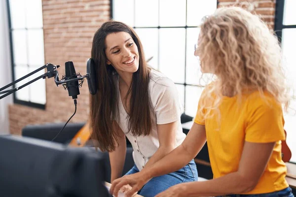 Dos Mujeres Músicos Cantando Canciones Tocando Teclado Piano Estudio Música — Foto de Stock