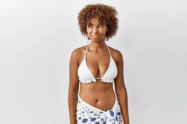 Joven Mujer Afroamericana Con Pelo Rizado Vistiendo Bikini Sonriendo Mirando — Foto de Stock