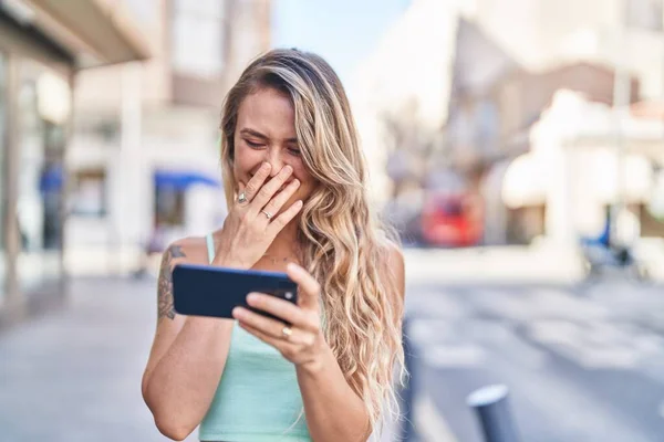 Jovem Loira Sorrindo Confiante Assistindo Vídeo Smartphone Rua — Fotografia de Stock