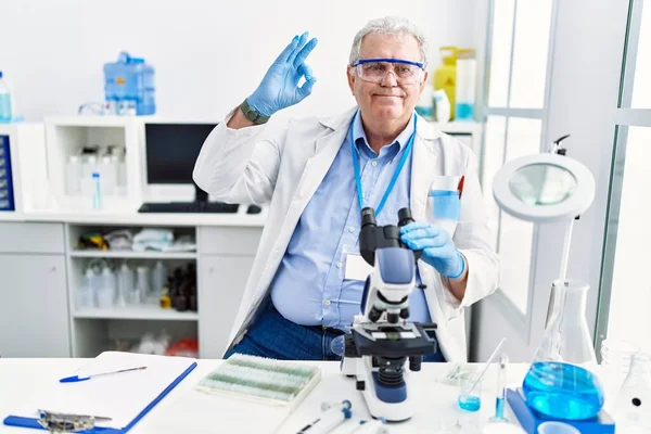 Starszy Biały Mężczyzna Pracujący Laboratorium Naukowca Uśmiechający Się Pozytywnie Robiący — Zdjęcie stockowe