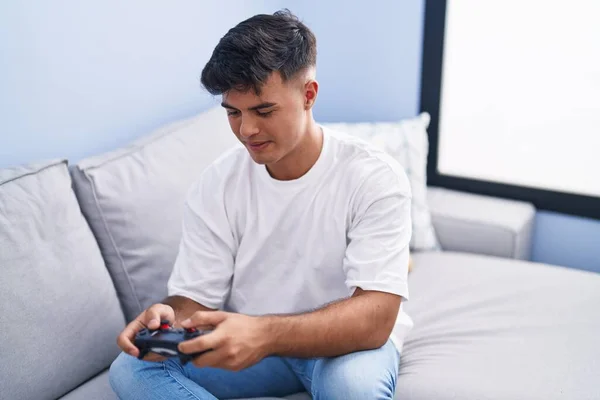 Jonge Latino Man Spelen Video Game Zitten Bank Thuis — Stockfoto