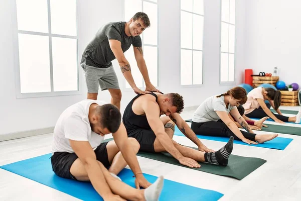 Grupo Jovens Treinando Com Personal Trainer Centro Esportivo — Fotografia de Stock