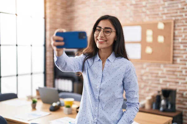 Young Hispanic Girl Business Worker Make Selfie Smartphone Office — Stockfoto