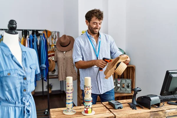 Junger Hispanischer Ladenbesitzer Lächelt Glücklich Bei Der Arbeit Bekleidungsgeschäft — Stockfoto