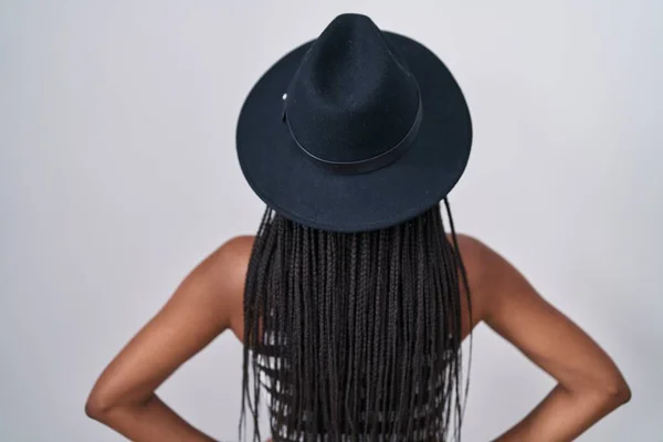 Νεαρός Αφροαμερικάνος Κοτσίδες Που Φοράει Καπέλο Και Γυαλιά Ηλίου Στέκεται — Φωτογραφία Αρχείου