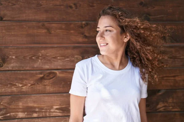 Jonge Mooie Spaanse Vrouw Glimlachend Zelfverzekerd Kijkend Naar Zijkant Geïsoleerde — Stockfoto