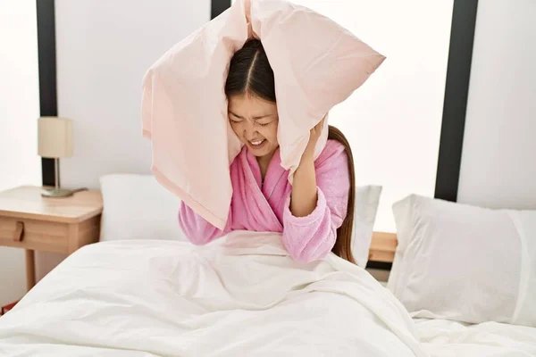 Joven Chica China Sonriendo Feliz Acostado Cama Dormitorio —  Fotos de Stock