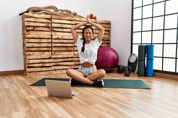 Mujer Latina Joven Que Tiene Clase Yoga Línea Centro Deportivo —  Fotos de Stock