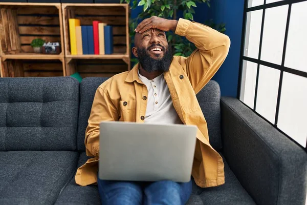 Afroamerikansk Man Använder Laptop Hemma Sitter Soffan Stressad Och Frustrerad — Stockfoto