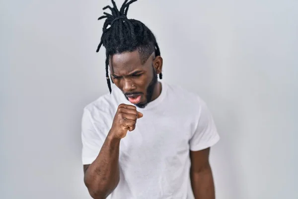 Hombre Africano Con Rastas Con Camiseta Casual Sobre Fondo Blanco —  Fotos de Stock