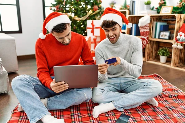 Dois Homens Hispânicos Casal Usando Laptop Cartão Crédito Sentado Árvore — Fotografia de Stock