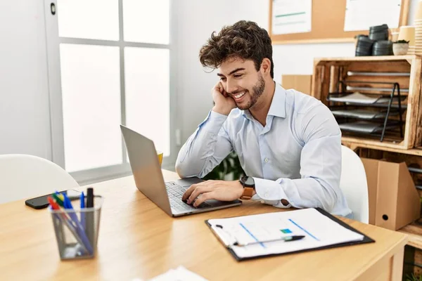 Mladý Hispánský Podnikatel Šťastně Usmívá Když Pracuje Kanceláři — Stock fotografie