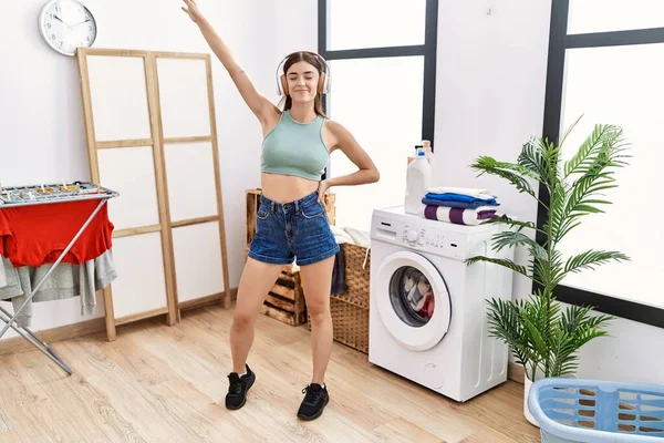 Young Hispanic Woman Listening Music Waiting Washing Machine Laundry Room — Stock Photo, Image