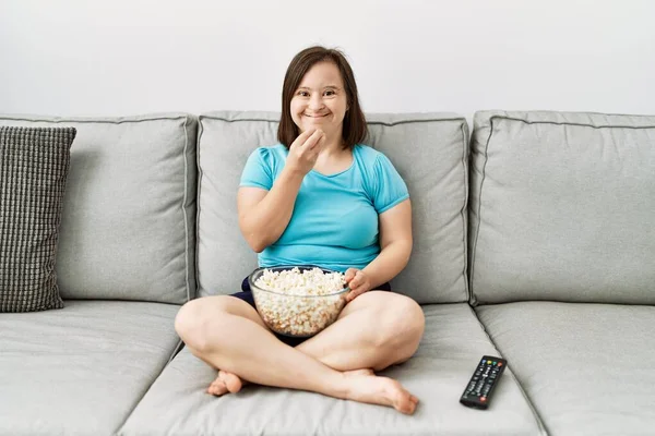 Brunette Woman Syndrome Sitting Sofa Watching Movie Eating Popcorn Living — Foto Stock