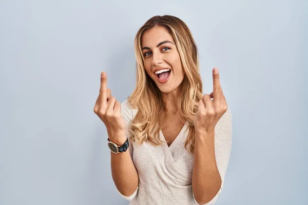 Young Blonde Woman Standing Isolated Background Showing Middle Finger Doing — Stockfoto