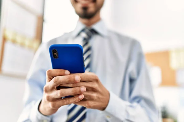 Joven Empresario Hispano Usando Smartphone Trabajando Oficina —  Fotos de Stock