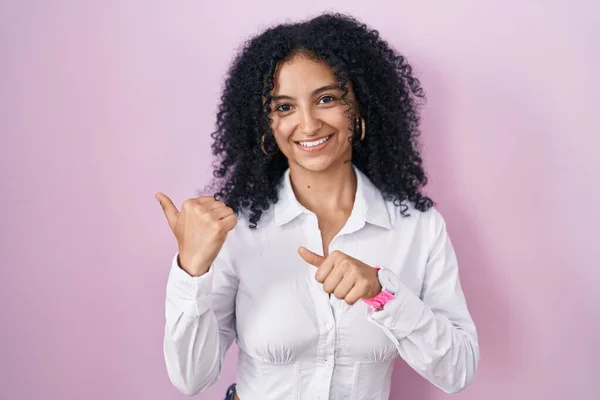 Hispanic Woman Curly Hair Standing Pink Background Pointing Back Hand — Stockfoto
