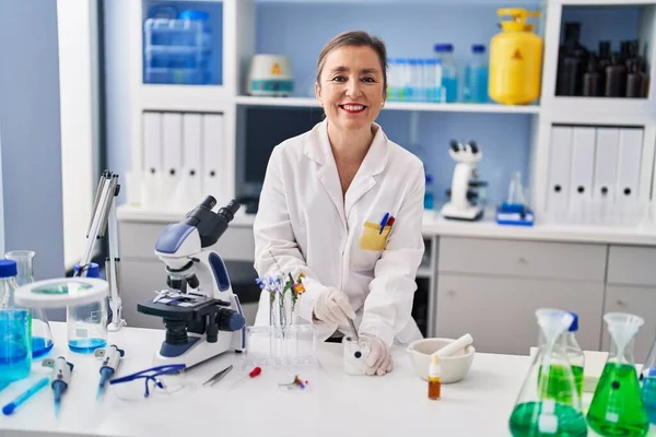 Donna Scienziata Mezza Età Che Tiene Provette Con Fiore Laboratorio — Foto Stock