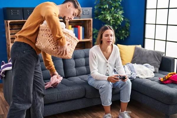 Jovem Homem Mulher Casal Fazendo Lavanderia Jogando Videogame Casa — Fotografia de Stock