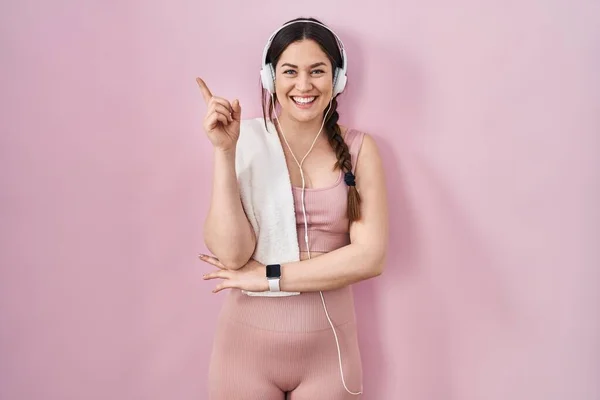 Mujer Morena Joven Con Ropa Deportiva Auriculares Con Una Gran — Foto de Stock