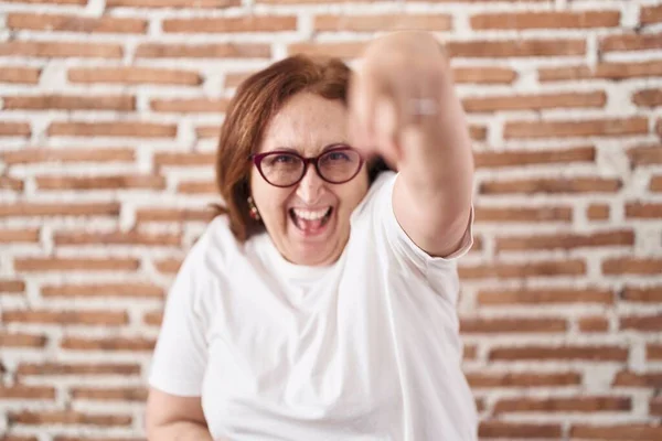 Ανώτερη Γυναίκα Γυαλιά Που Στέκεται Πάνω Από Τούβλα Τοίχο Γέλιο — Φωτογραφία Αρχείου