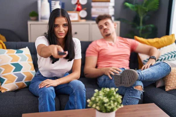 Homem Mulher Casal Assistindo Televisão Sentado Sofá Casa — Fotografia de Stock