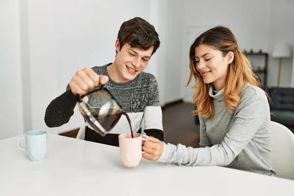 Junges Kaukasisches Paar Frühstückt Und Gießt Hause Kaffee Auf Tasse — Stockfoto