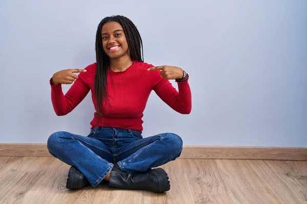 Jonge Afrikaans Amerikaanse Met Vlechten Vloer Zitten Thuis Kijken Zelfverzekerd — Stockfoto