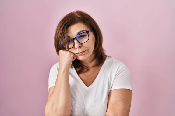 Middle Age Hispanic Woman Standing Pink Background Thinking Looking Tired — Stockfoto