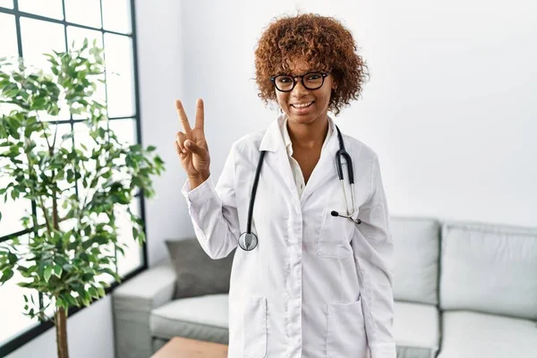 Junge Afrikanisch Amerikanische Frau Trägt Arztuniform Und Stethoskop Und Zeigt — Stockfoto