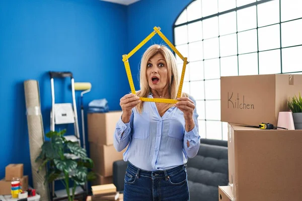 Middle Age Blonde Woman Moving New Home Shock Face Looking — Stock Photo, Image