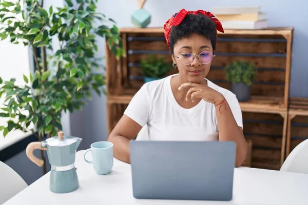 Afroamerikanerin Benutzt Laptop Und Trinkt Kaffee Hause Auf Dem Tisch — Stockfoto