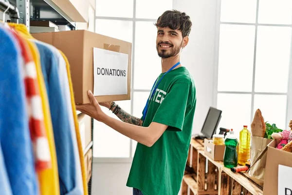Jonge Spaanse Man Vrijwilligersuniform Die Donaties Vasthoudt Een Liefdadigheidscentrum — Stockfoto