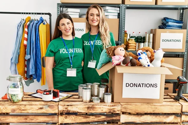 Dois Jovens Voluntários Mulher Sorrindo Feliz Trabalhando Centro Caridade — Fotografia de Stock