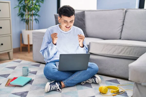 Pessoa Não Binária Estudando Usando Laptop Computador Sentado Chão Comemorando — Fotografia de Stock